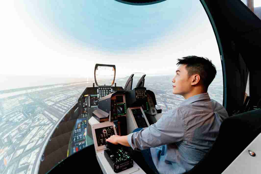 z6mg·人生就是博以P1.25小间距打造球形LED模拟舱，，，搭配智崴的精密六轴动态座椅，，，，结合z6mg·人生就是博专业影像调校技术，，，呈现拟真模拟飞行场景