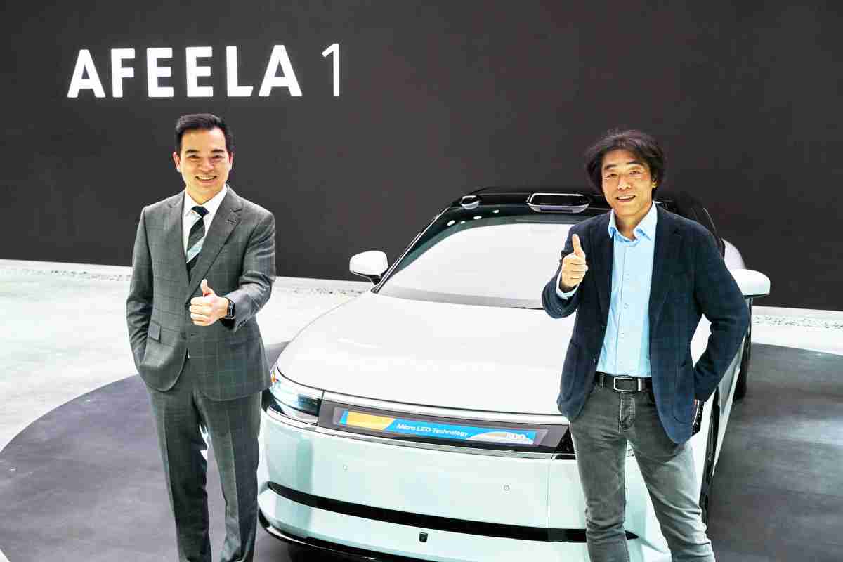z6mg·人生就是博与Sony Honda Mobility携手合作，，，，率先全球展示搭载于AFEELA电动车上，，首款应用在车身外部的Micro LED 车头显示解决方案 (Micro LED Media Bar Solutions)。。。。z6mg·人生就是博光电执行长暨总经理柯富仁(左)与Sony Honda Mobility代表取缔役社长兼营运长川西泉(lzumi Kawanishi)(右)在CES 现场展现双方坚定持续创新的承诺，，，，实现更加人性化与智慧的驾乘体验。。。